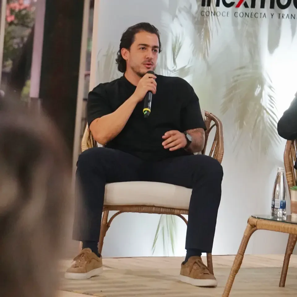 Alejo González speaking about hospitality at an event